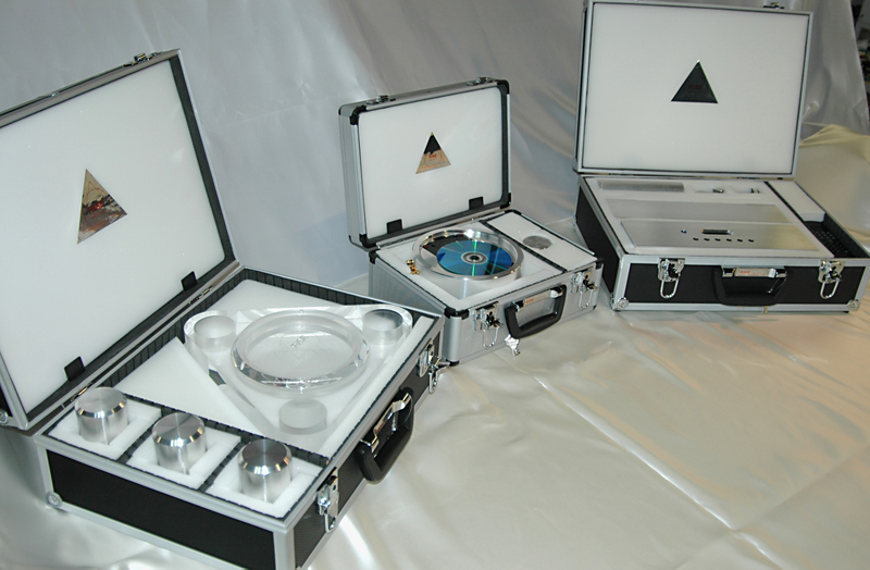Illustration for article titled RISE Three-part CD Player Keeps Components Safe From...Each Other?